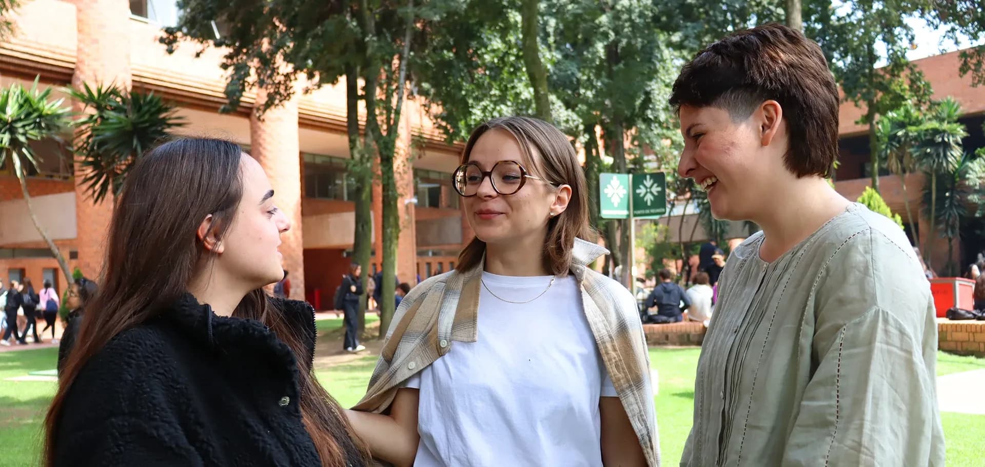 Estudiantes y personal disfrutando una de las actividades de la ComVi en la IBERO.