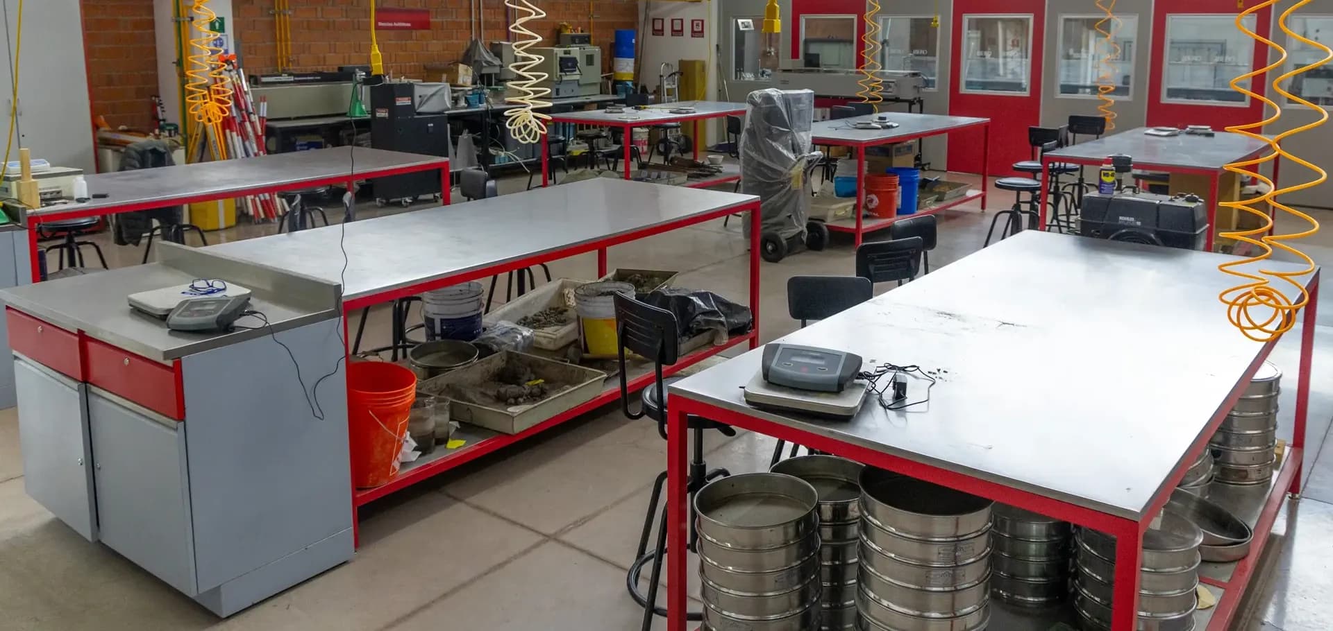 Laboratorio de Suelos y Pavimentos en la IBERO.