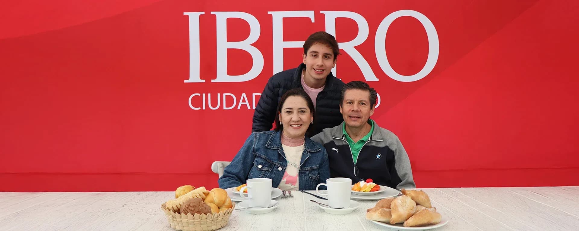 Familiares en el espacio Montserrat durante el Brunch Ibero.