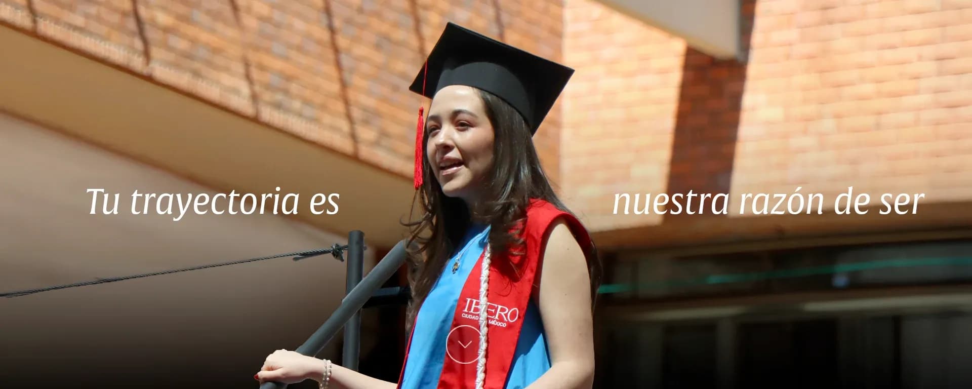 Alumna de la IBERo da un discurso durante la ceremonia de graduación.