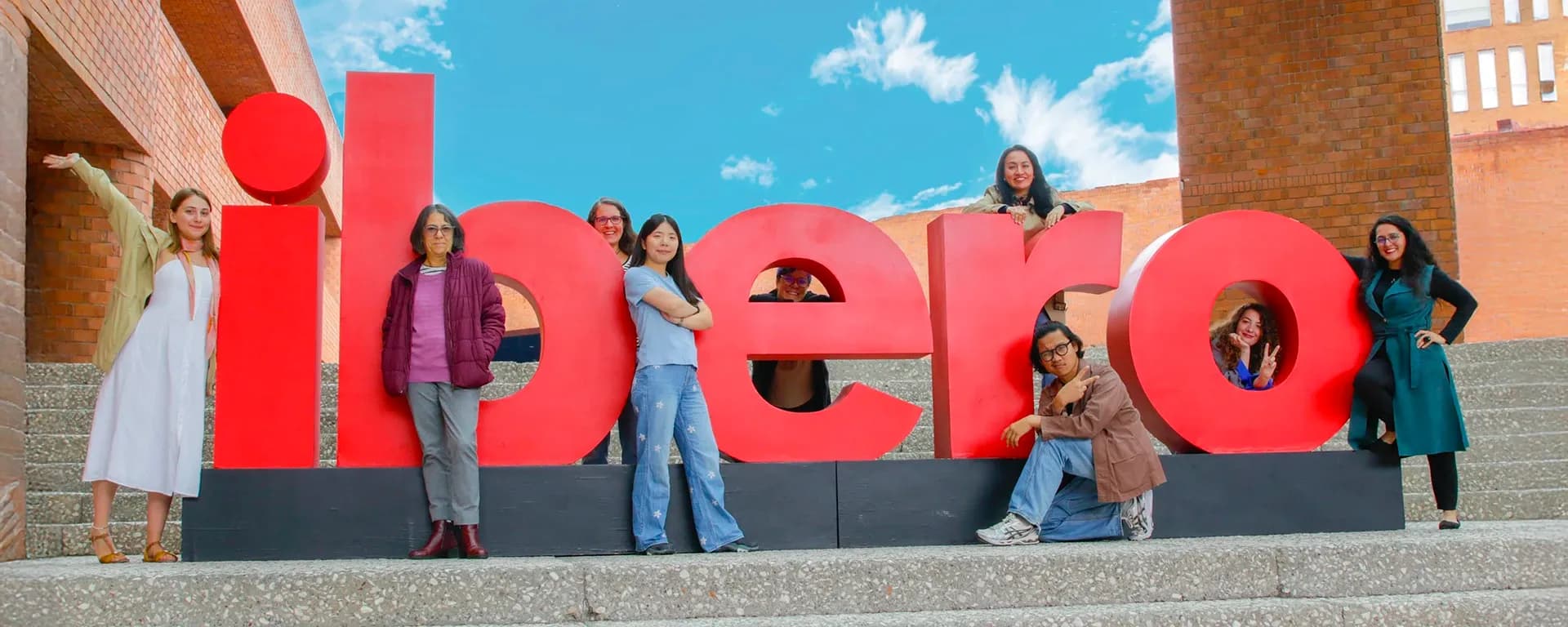 Comunidad universitaria posa con las letras IBERO en la explanada central.