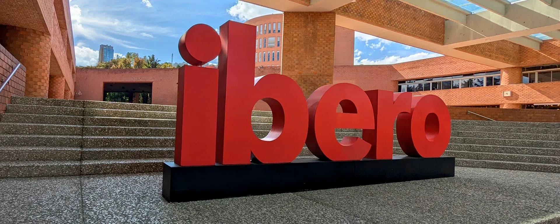 Letras Ibero en la explanada central.