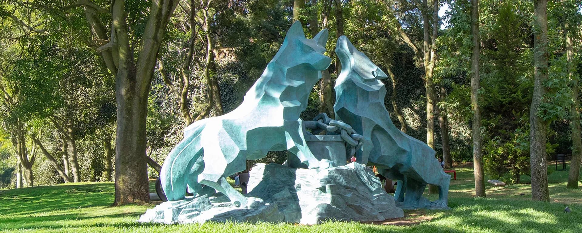 Estudiantes en la explanada central de la IBERO.