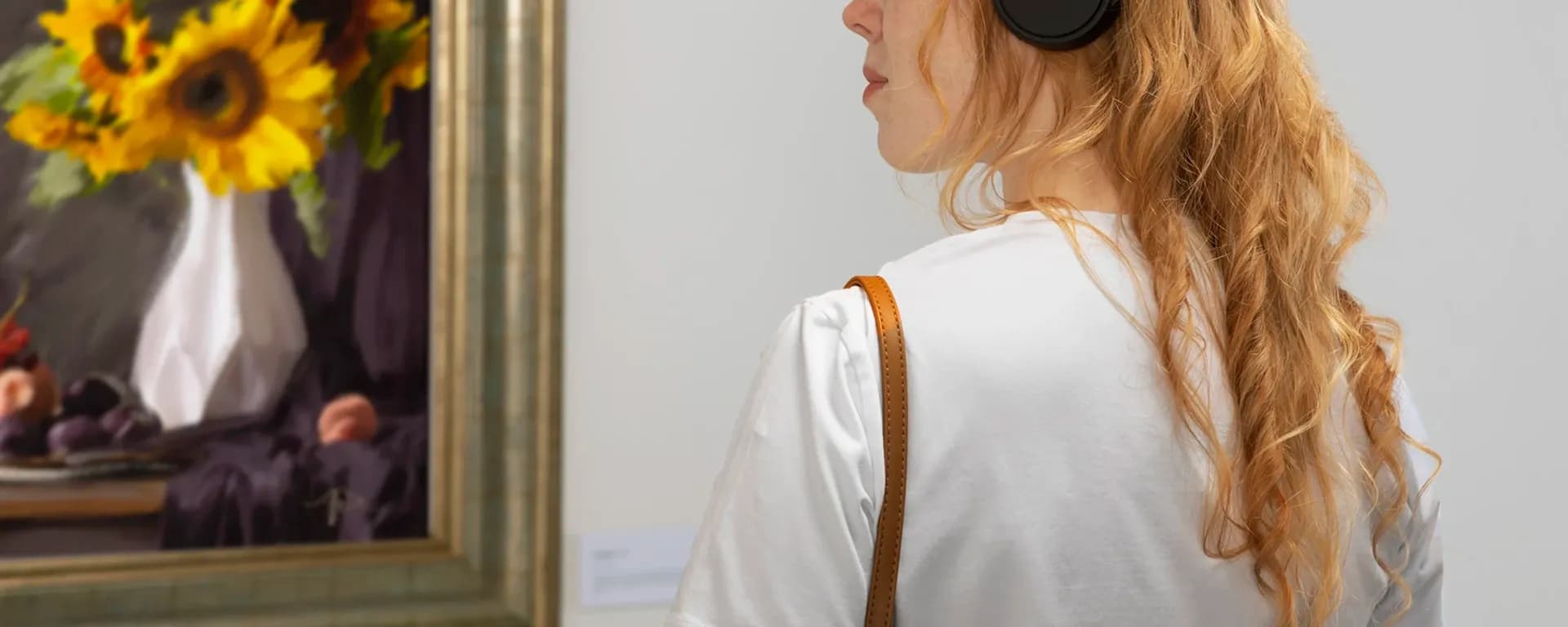 Persona disfrutando de una galería de arte.