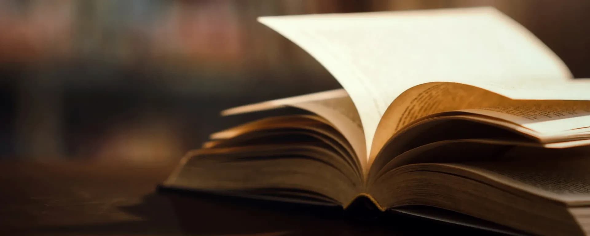 Close up de un libro en una biblioteca.