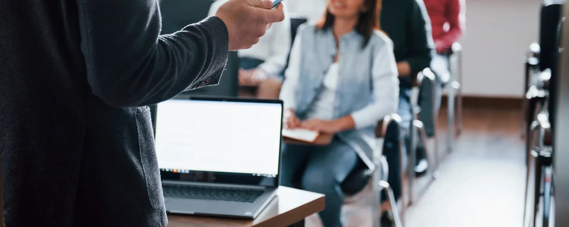 Close up de dos personas trabajando en un proyecto conjunto.