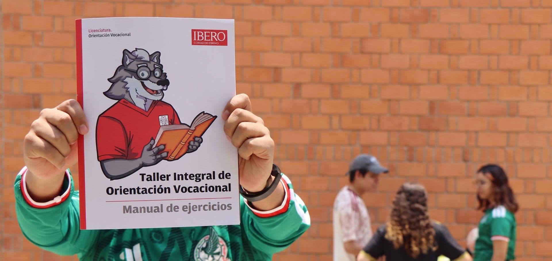 Estudiantes a un lado de la estatua de los lobos