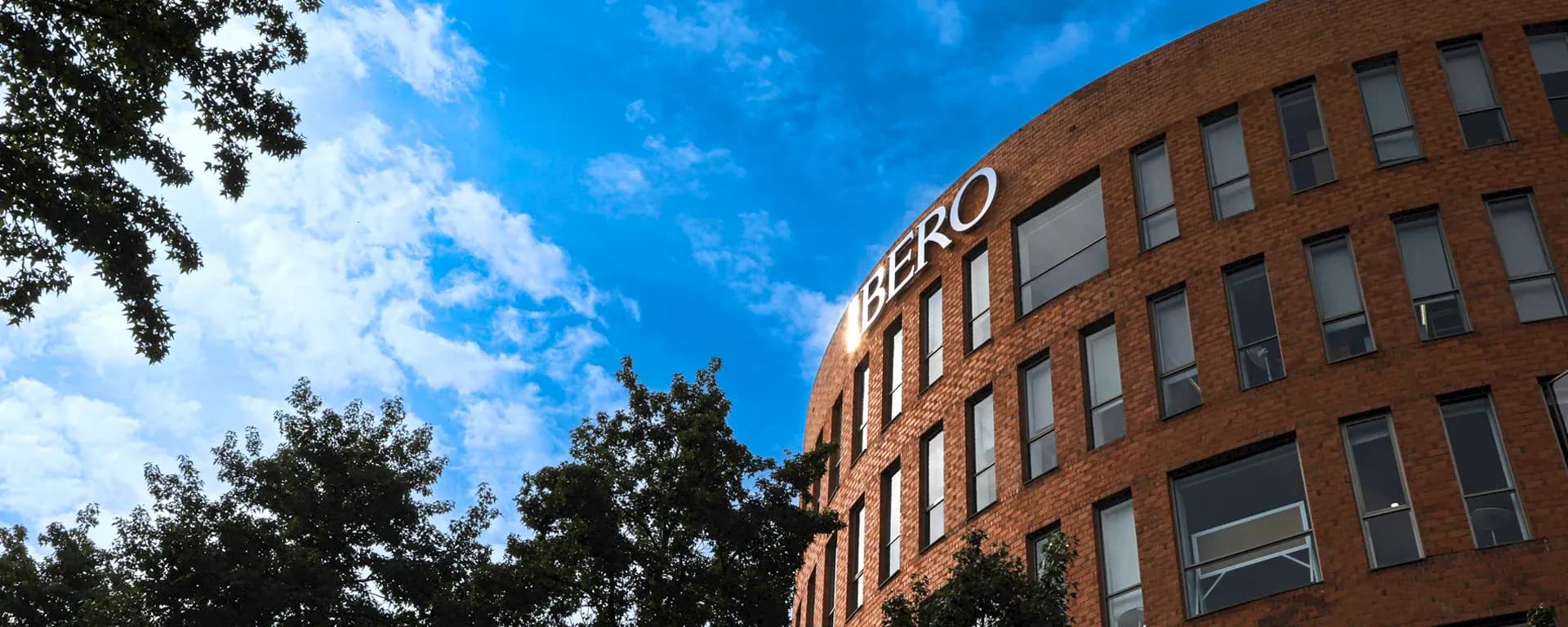 Vista contrapicada del edificio T de la Universidad Iberoamericana Ciudad de México.