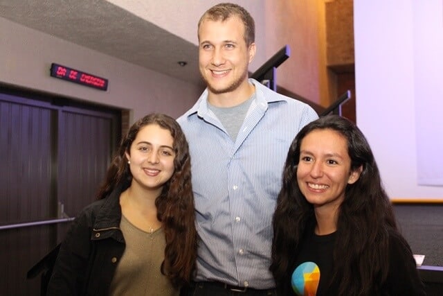 Ryan con un par de alumnas que lo saludan al terminar su conferencia