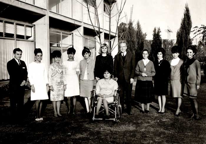 El Dr. Lara junto a sus compañeras de la carrera de Letras de la IBERO en 1966.