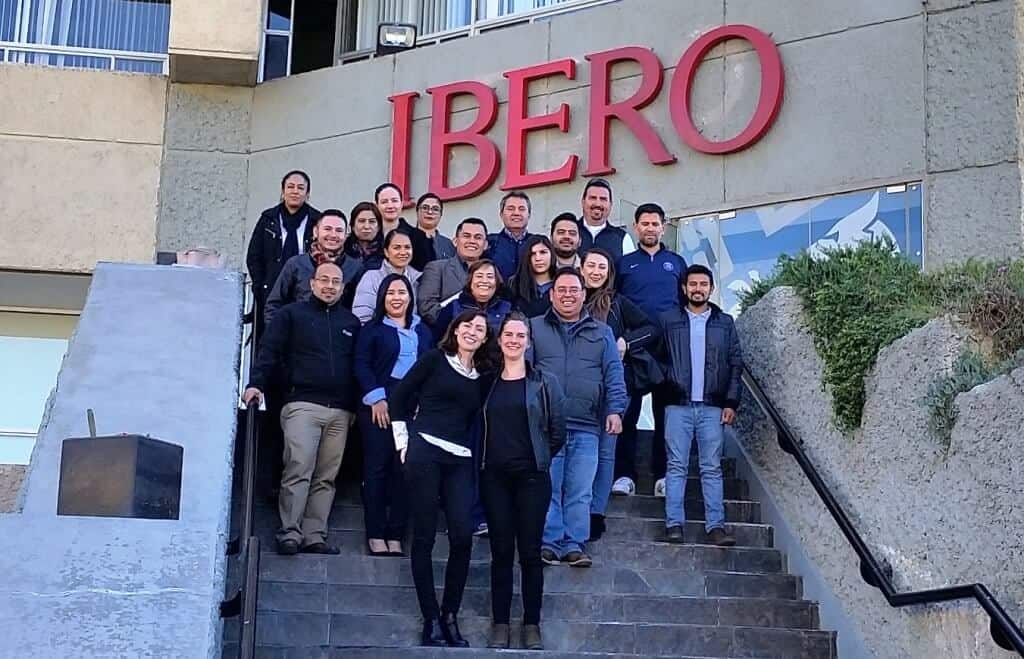 Participantes en el Taller de Técnicas de Negociación y Vecinos Inmobiliarios junto a la Mtra. Ana Monserrat López y la Dra. Louise David (al frente).