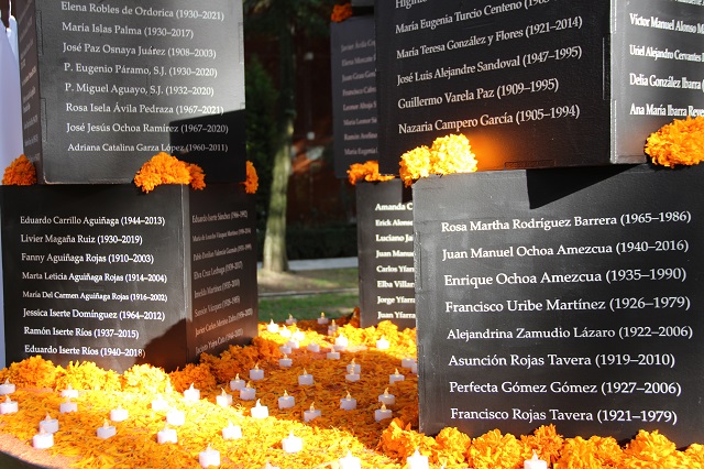 La ‘Misa en honor a las y los fieles difuntos de nuestra comunidad’ se celebró en el Jardín de los Lobos.