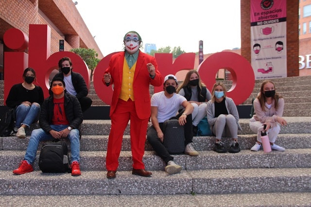 El Joker, representado por el profesor de Derecho Alejandro Zúñiga, en compañía de algunos estudiantes.