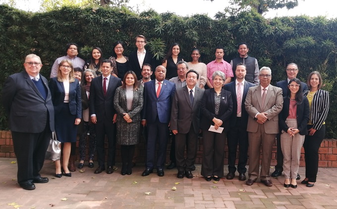 Autoridades y estudiantes de las becas de excelencia SRE-IBERO.