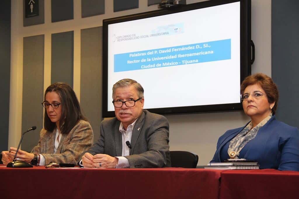 Dra. Ana María Berruecos Vila, Mtro. David Fernández Dávalos y Dra. Mariana Sánchez Saldaña.