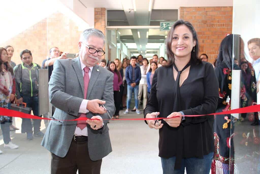 Mtro. David Fernández Dávalos, Rector de la IBERO; y Dra. Georgina Durán Quezada, directora del Departamento de Diseño.