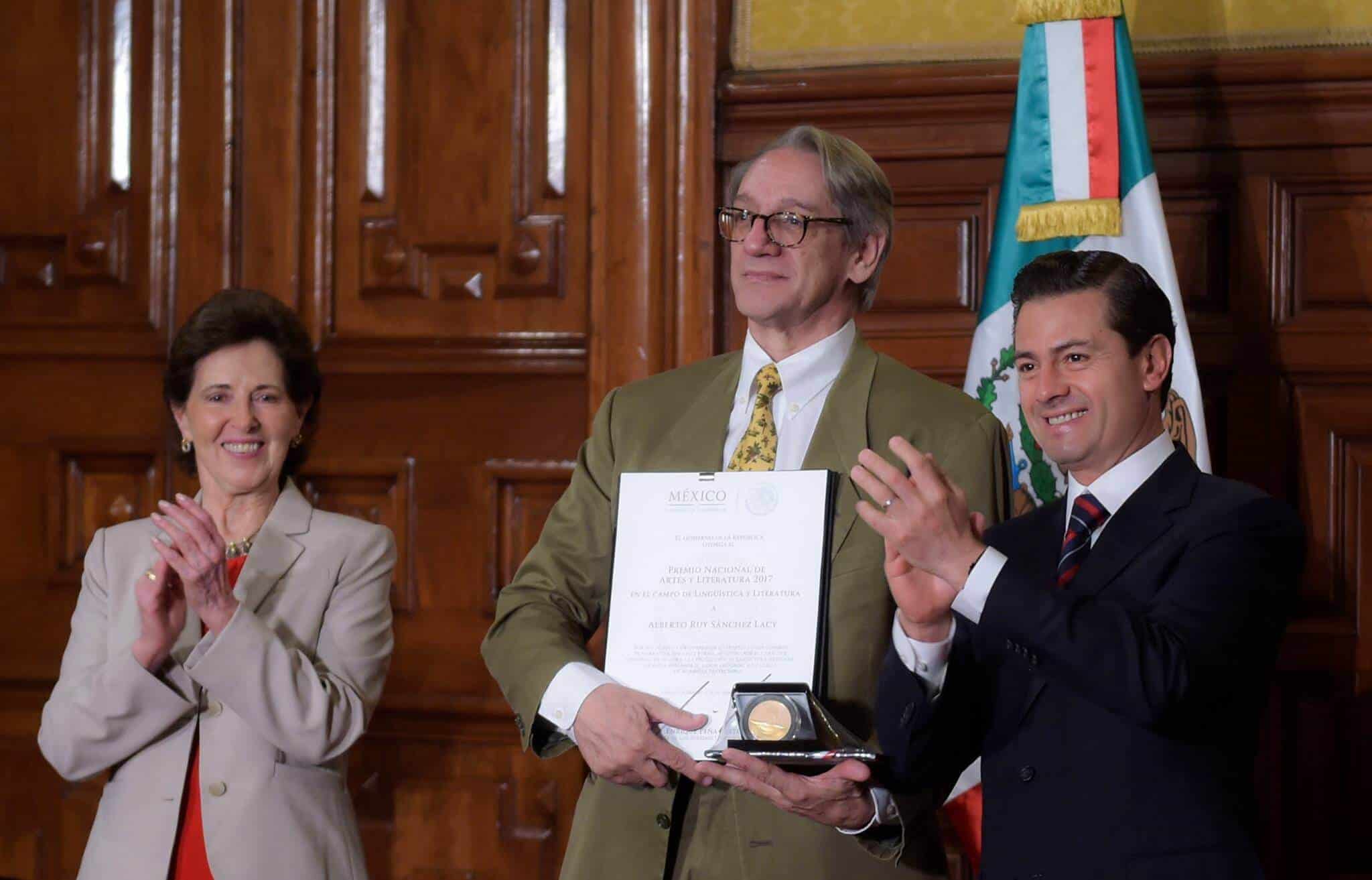 El presidente Enrique Peña Nieto entregó el reconocimiento Alberto Ruy-Sánchez, egresado de la IBERO (Cortesía Presidencia).
