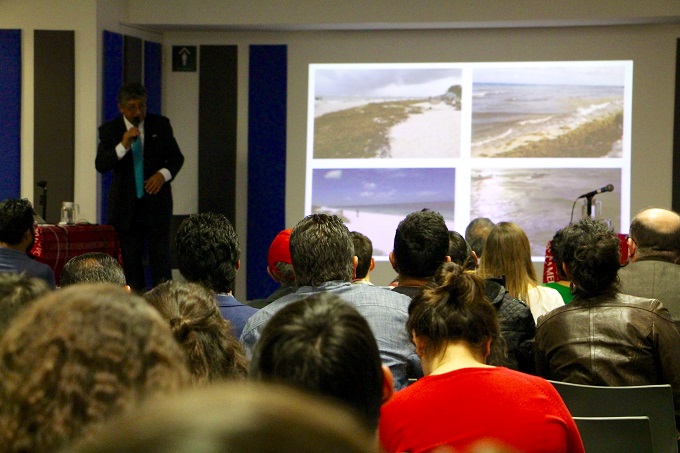 El doctor impartió en la IBERO la conferencia ‘Sargazo: un desafío multifactorial’.