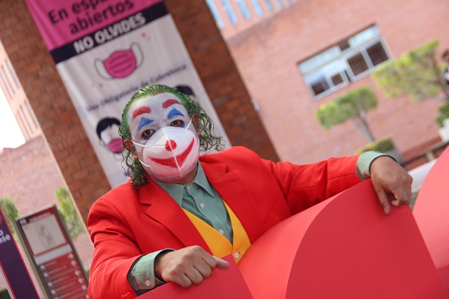 El villano ingresó al campus con su cubrebocas.