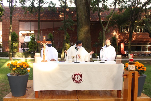 Los jesuitas Héctor Estrella, Daniel Stevens y Fernando de la Fuente, fueron los padres concelebrantes.