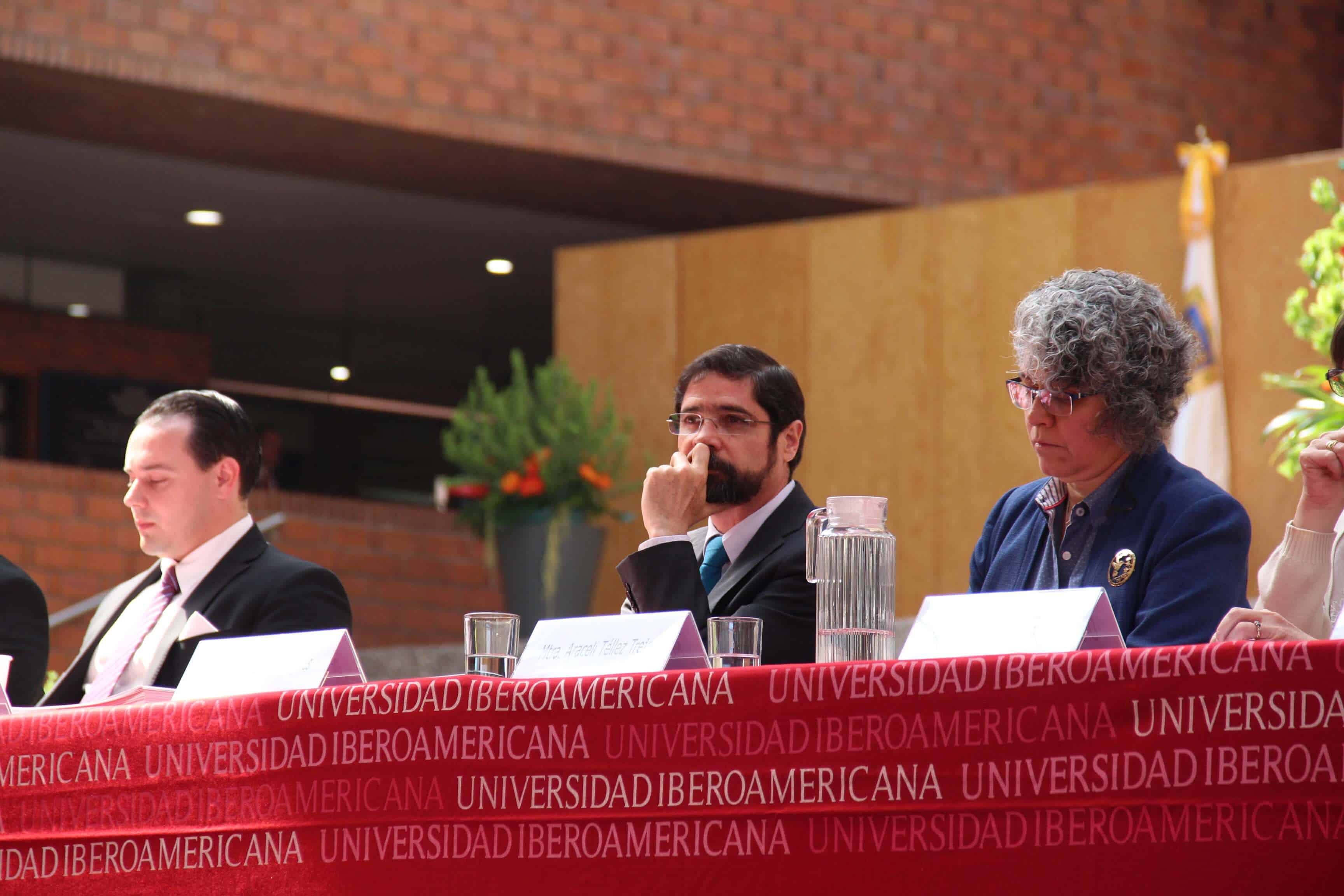 Al centro, el vicerrector de la IBERO, Dr. Alejandro Guevara (Valentina González/IBERO).