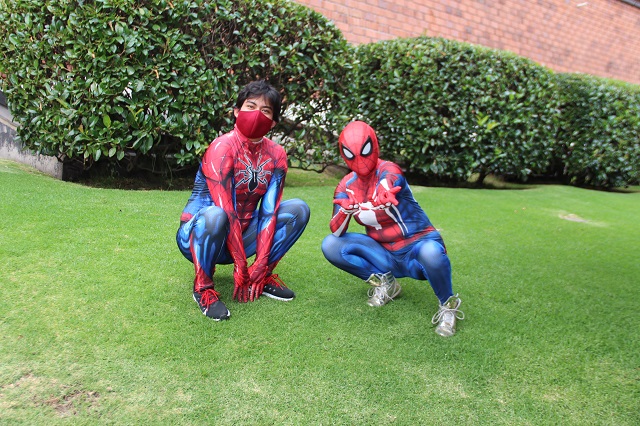 Los superhéroes contemplaron la vida universitaria desde las alturas de las jardineras.