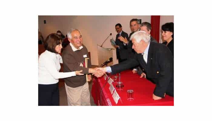 El Director de Educación entrega su diploma a uno de los participantes