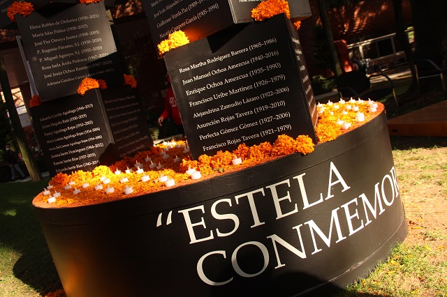 Los nombres de 280 personas fallecidas que formaron parte de la Comunidad Ibero se pusieron en la ‘Estela conmemorativa’, dispuesta en la misa a un lado del altar.