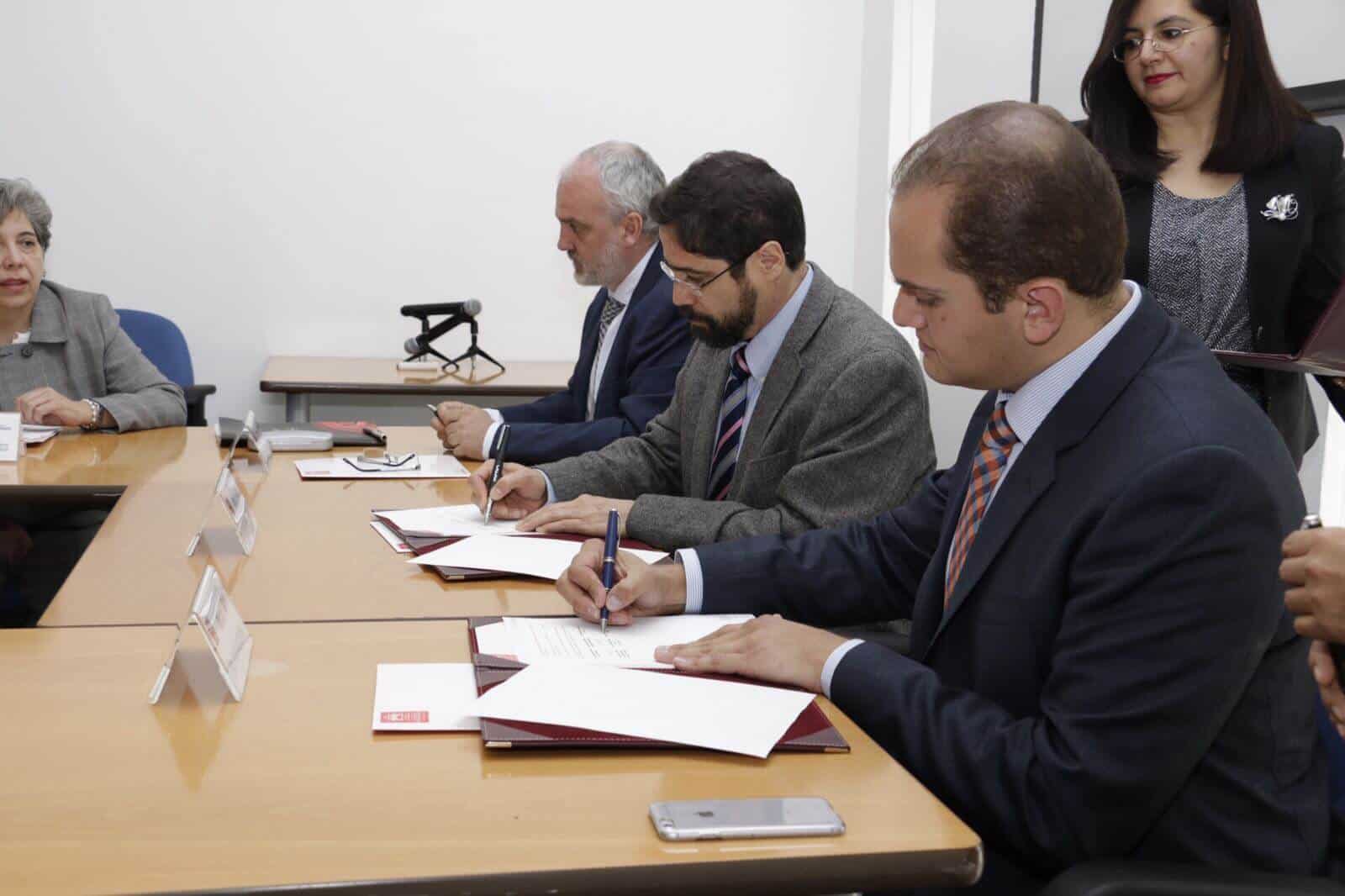 Firma del convenio entre la IBERO y autoridades de Mondragón (Alberto Hernández/IBERO).