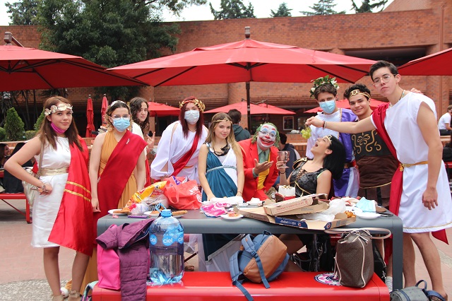 La comitiva romana festejo un año más de vida de su “emperatriz”.