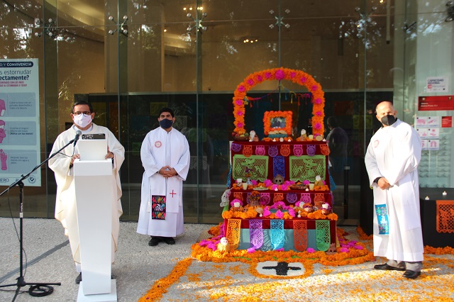 Frente a la ofrenda dedicada al Padre Saúl Cuautle, los sacerdotes, luego de recorrer un “camino de luz” desde el Jardín de los Lobos hasta las puertas de la Galería Andrea Pozzo.
