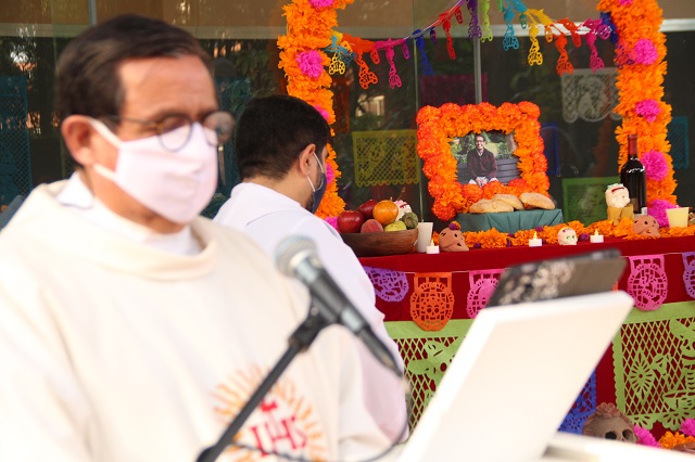 Stevens habló de Saúl, el educador, el sacerdote, el amigo y el jesuita interesado en vivir en fidelidad a su llamado y su vocación: siempre buscar y encontrar a Dios en todas las cosas.