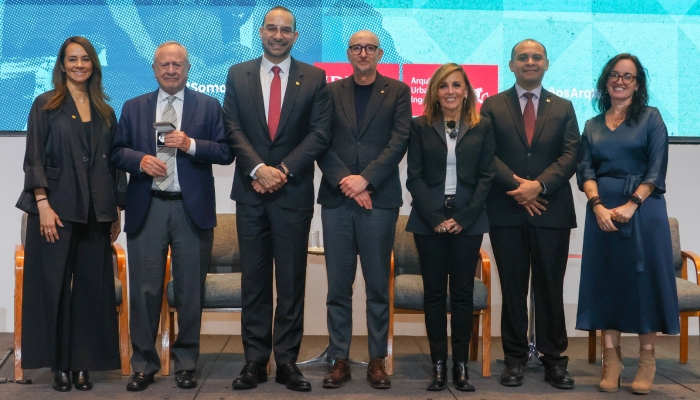 La Dra. Célida Gómez Gámez, el Arq. Francisco Serrano Cacho, el Dr. Luis Arriaga Valenzuela, Rector de la IBERO, el Dr. Alejandro Anaya Muñoz, Vicerrector Académico, la Mtra. Ana María Olabuenaga, el Dr. Eduardo Hernández Martínez y la Dra. Jimena de Gortari Ludlow.