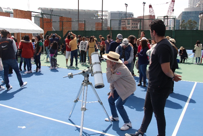 Desde la IBERO Ciudad de México observamos con telescopios y lentes con filtro el eclipse anular del 14 de octubre de 2023. (Foto: Elihú Cortés)