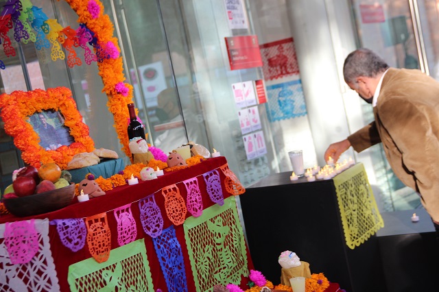 Las y los congregados colocaron veladoras en la ofrenda del Padre Saúl.