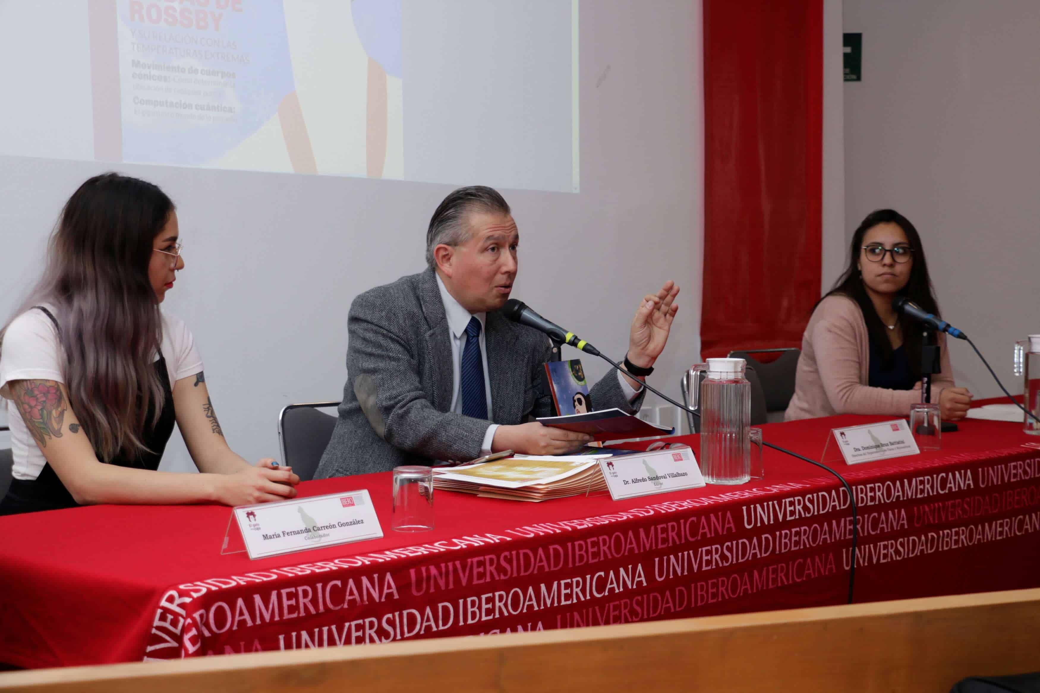 María Fernanda Carreón, Dr. Alfredo Sandoval y Renata Sánchez Tello, colaboradoras y editor de la revista de divulgación (Alberto Hernández/IBERO).