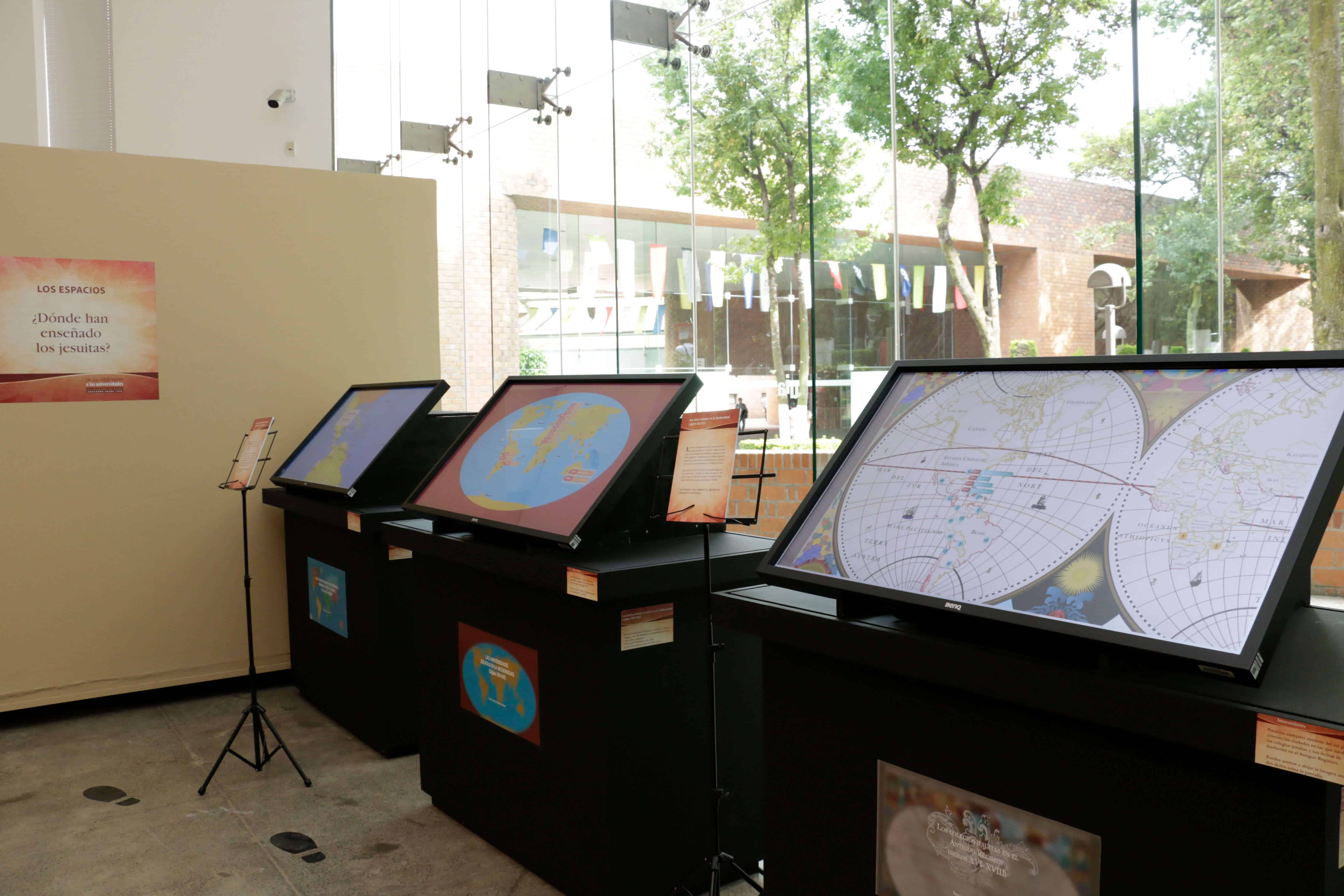 Alumnos y exalumnos participaron en la curaduría de la muestra (Alberto Hernández/ IBERO).