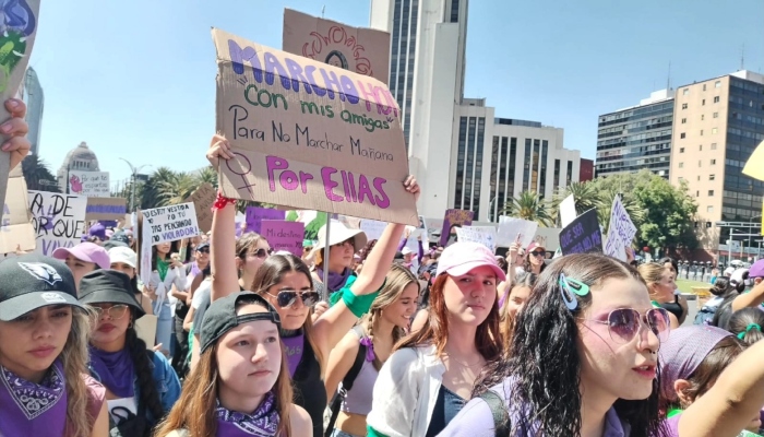 Participación de estudiantes de la IBERO en una marcha del #8M