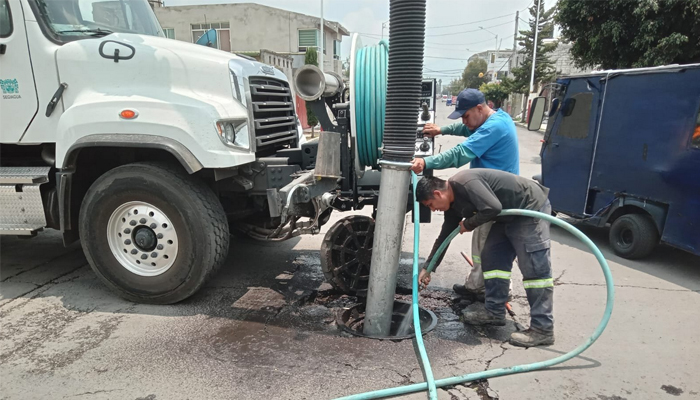 Desazolve de red y accesorios hidráulicos en la colonia San José, Alcaldía Tláhuac. Imagen tomada de la cuenta de X @SEGIAGUA