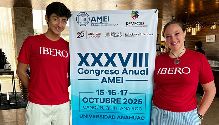 Sofía Fernández Landoni y Francisco Gutiérrez, estudiantes de Relaciones Internacionales de la IBERO, obtuvieron el segundo lugar nacional en el Concurso de Carteles AMEI 2025.