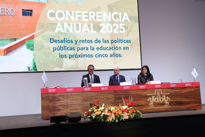 De izq. a der.: Mtro. José Luis Tadeo Rivas Martínez, Dr. Alejandro Anaya Muñoz y Anahí Urióstegui. Foto: Mariana Domínguez Batis.