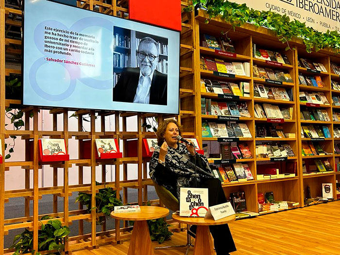 Esperanza Bustillo Puente, académica de la IBERO CDMX, en la presentación del libro ‘Ochenta para ochenta’. (Foto por: Guillermo Gutiérrez)