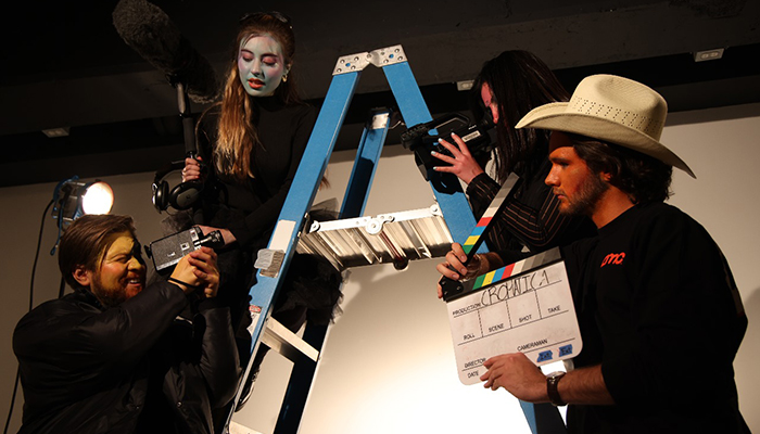 De izquierda a derecha: Santiago Garciacésar, Isabella Yensi, Romina Ramírez, y Emiliano Soto. Sesión de fotos de Cromática.