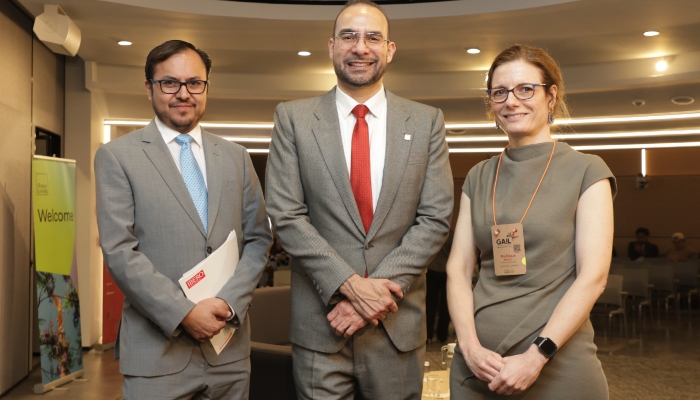 De izquierda a derecha: Dr. Ricardo Ortega, Director del Departamento de Derecho; Dr. Luis Arriaga Valenzuela, S.J., Rector de la IBERO; y Melissa Manzo, Vicepresidenta de GAIL.