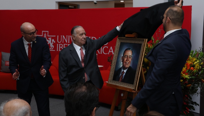 El evento incluyó la develación de un cuadro de Don Valentín Diez Morodo; aquí lo muestra junto al Rector y el Vicerrector.