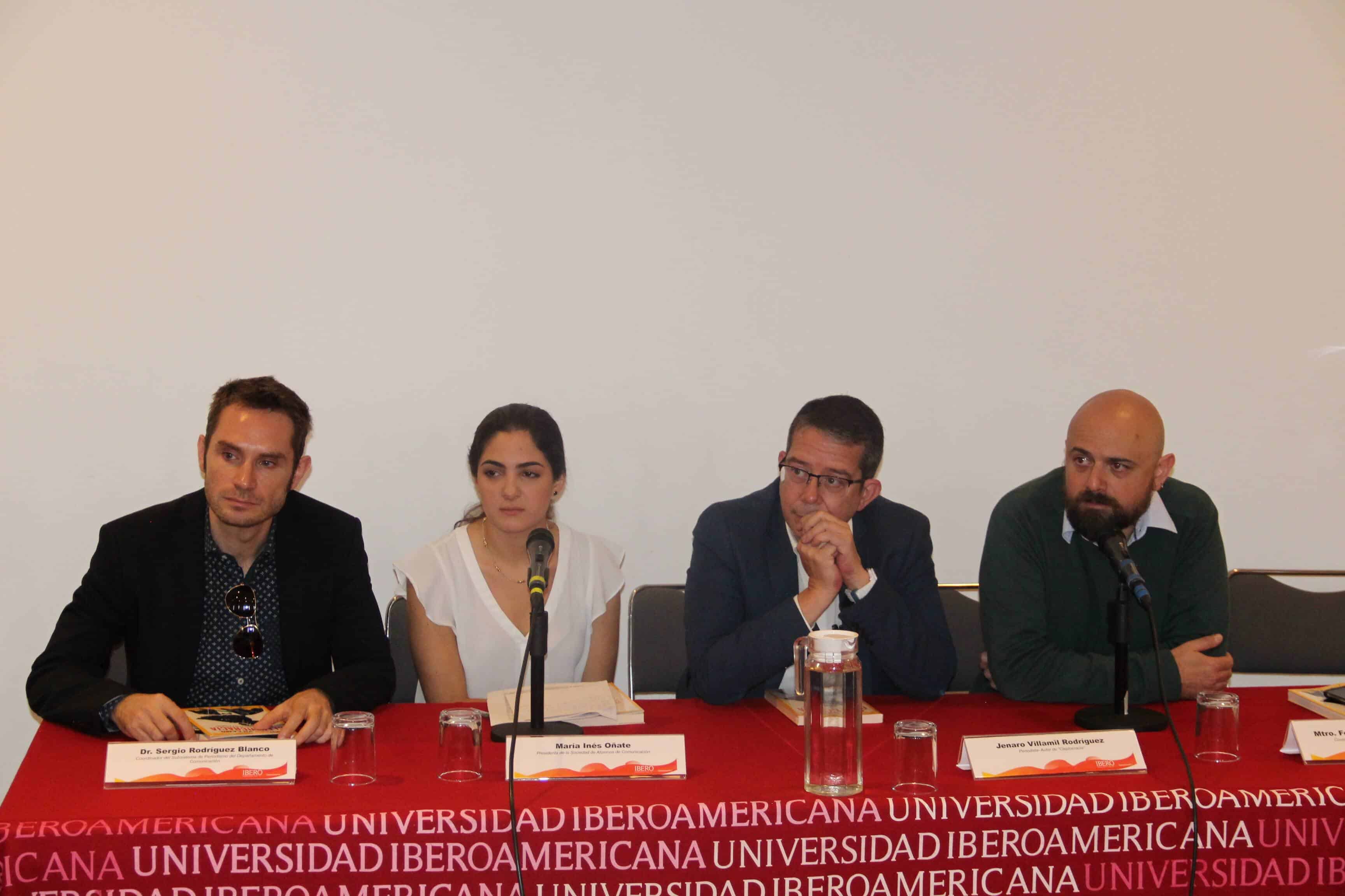 El Dr. Sergio Rodríguez Blanco, coordinador de Periodismo en la IBERO; la alumna María Inés Oñate, presidenta de la Sociedad de Alumnos de Comunicación; el periodista Jenaro Villamil y el Mtro. Federico Mastrogiovanni, coordinador de PRENDE. (Valentina González/IBERO).