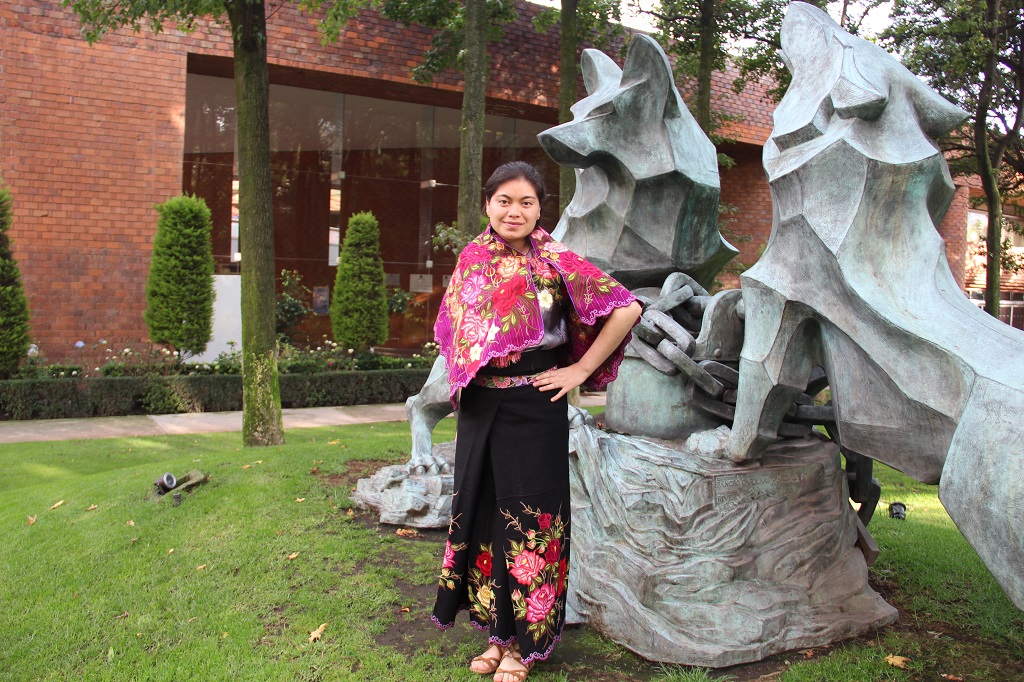 Elizabeth Hernández, con la vestimenta tradicional de Zinacantán, Chiapas (Valentina González/IBERO).