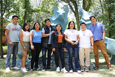 Estudiantes de Educación Intercultural del Instituto Superior Intercultural Ayuuk (ISIA) junto a su maestro, el Dr. Diego Juárez Bolaños