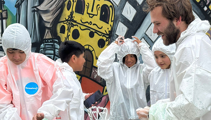 Con paciencia y creatividad, Henry Stoopen convirtió cada clase en un espacio para encender la curiosidad y el aprendizaje en el Centro IBERO Meneses.