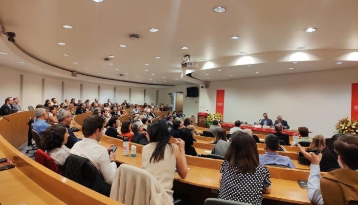 Este acto reunió a estudiantes, docentes, egresados, invitados especiales y personas interesadas en las reflexiones del autor.